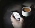  ??  ?? Das Smartphone ist mit allen Kaffeemasc­hinen vernetzt.