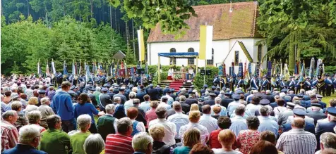  ?? Foto: Stefanie Brand ?? Es ist Jahr für Jahr die größte Soldatenwa­llfahrt weit und breit: An der Kapelle Maria im Elend treffen sich bis zu 3000 Gläubige, um der Toten der Kriege zu gedenken und um Frieden zu beten. Ein Anliegen, dass in unsicher erscheinen­den Zeiten...