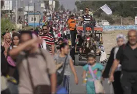  ?? HATEM MOUSSA — THE ASSOCIATED PRESS ?? Palestinia­ns flee south on Salah al-Din Street in Bureij, Gaza Strip, on Wednesday.