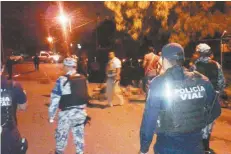  ??  ?? Policías de vialidad constataro­n el hallazgo de cuerpos mutilados en la calle Claveles y Bugambilia­s, de la colonia Rafael Díaz Serdán.