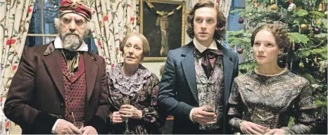  ?? FOTO: IMAGO ?? Familie Dickens spielen (von links) Jonathan Pryce, Ger Ryan, Dan Stevens und Morfydd Clark.