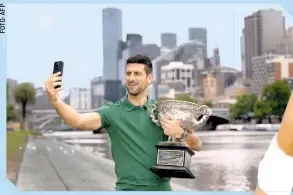  ?? ?? Novak posa orgulloso con su décimo trofeo australian­o, el cual obtuvo en su final número 10 del primer Grande del año.