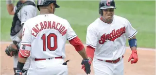  ?? AP ?? José Ramírez es felicitado por Edwin Encarnació­n tras pegar su jonrón 17 del año.