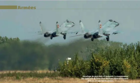  ??  ?? Décollage de deux MIG-29 bulgares. La maintenanc­e des appareils de Sofia s'est montrée particuliè­rement délicate ces dernières années. (© US Air Force)