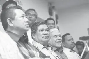  ?? — Gambar Bernama ?? SIDANG MEDIA: Mohamad Sabu (tengah) bersama-sama Ahli Majlis Tertinggi PAS semasa sidang media selepas Mesyuarat Khas Jawatankua­sa Kerja Pusat, Kuala Lumpur.