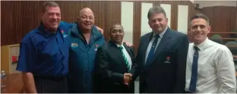  ??  ?? Welkom terug in die SWD Premierlig­a-rugbykompe­tisie, sê Hennie Bartman, president van die SWDrugbyun­ie (middel) aan Perez Julyan, president van George-rugbyklub (tweede van regs). By hulle is Sean Gill (adisionele lid), Lourens Swart (voorsitter: George-rugbyklub) Baartman, Julyan en Jacques van Reenen (vise-voorsitter: George-rugbyklub).