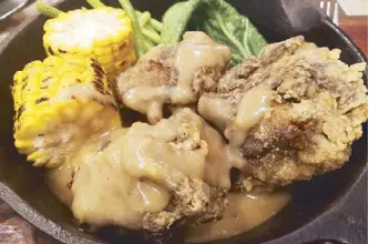  ??  ?? Sizzling Wagyu beef short-rib nilaga was a personal favorite! The beef short ribs were boiled until tender then deep-fried to a crisp, served on a sizzling platter covered with lemongrass-peppercorn gravy.