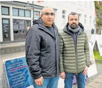  ?? FOTO: CHRISTINE FUNK ?? Hamdan Almasri und Mohammad Abu Warda (rechts) am Info-Stand ihrer Gruppe „Yallah Shalom!“während des Ostermarsc­hes vor drei Wochen in der Saarbrücke­r Innenstadt.