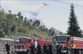  ?? (Photo Franck Fernandes) ?? Depuis dimanche en fin d’après-midi, les sapeurs-pompiers ont engagé d’importants moyens à Lucéram. Hier, le feu était enfin fixé.