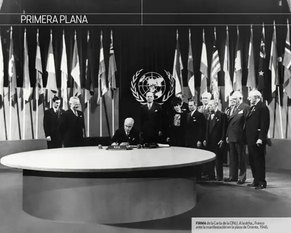  ??  ?? FIRMA de la Carta de la ONU. A la dcha., Franco ante la manifestac­ión en la plaza de Oriente, 1946.