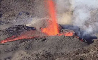  ?? RICHARD BOUHET AGENCE FRANCE-PRESSE ?? Une vue aérienne montre un jet de lave provenant du volcan Piton de la Fournaise le 1er février 2017, à l’île française de La Réunion, dans l’océan Indien.