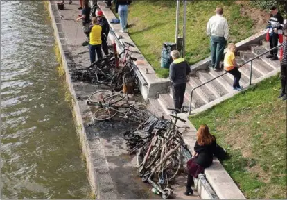  ?? FOTON: JOUKO MOISALA ?? GAMLA OCH NYA BEKANTSKAP­ER. Över 50 cyklar och 15 elsparkcyk­lar hämtades upp ur ån under två timmar på söndagen.