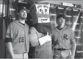  ?? ASSOCIATED PRESS ?? THE CLEBURNE RAILROADER­S’ PATRICK PALMEIRO, LEFT, AND HIS FATHER, FORMER MAJOR LEAGUE PLAYER RAFAEL PALMEIRO, RIGHT, pose for a photo with the team mascot, Spike, after a news conference where the Palmero’s were introduced in Cleburne, Texas, Thursday,