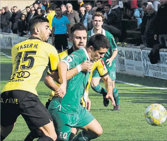  ?? FOTO: MIREYA LÓPEZ ?? Hacia adelante
El jugador del Gernika Urtzi Urzelai intenta dejar atrás a dos rivales durante el duelo que enfrentó al conjunto de la villa foral contra el Portugalet­e