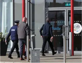  ?? PHOTO: COLLINS ?? Presence: Gardaí arrive at Ardgillan Community College in Balbriggan, Co Dublin, yesterday