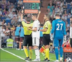  ??  ?? DEBUT. Valverde se estrenó anoche como madridista en el Bernabéu.