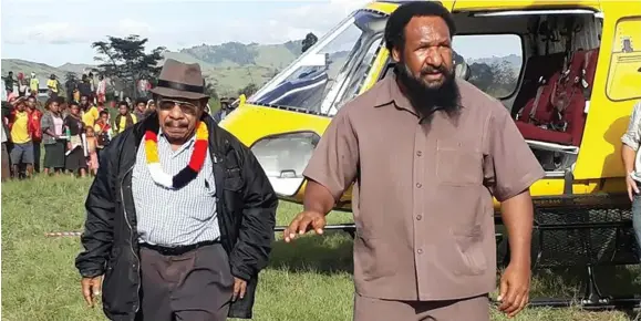  ??  ?? Supporters of Don Polye (right), who was ousted in the recent election, have been rampaging in Enga province.