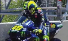  ?? DA SKY ?? Valentino Rossi fermato dal motore durante il primo GP di Jerez