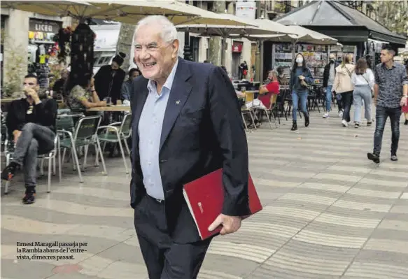  ?? ?? Ernest Maragall passeja per la Rambla abans de l’entrevista, dimecres passat.