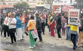  ?? Picture: ADRIENNE CARLISLE ?? HAD ENOUGH: Demonstrat­ors outside the Makhanda City Hall calling for the council to be dissolved.