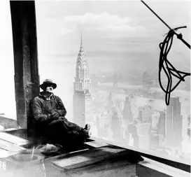  ?? AP ?? Byggingen av Empire State Building, verdens 1. skyskraper på 100+ etasjer, begynner på 5th Avenue i New York Citypå denne dag i 1930. Her fra 24. september det samme året. En stålarbeid­er hviler på en drager i 86. etasje i den nye Empire State Building under bygging i New York City. Tårnet til Chrysler Building kan sees i bakgrunnen, til venstre.