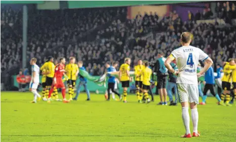  ?? FOTO: IMAGO ?? Gerrit Nauber (Nummer vier) ist enttäuscht – Lottes Pokalmärch­en endete mit dem 0:3 gegen den BVB.