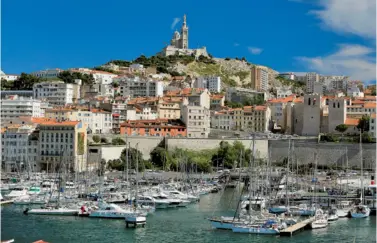  ??  ?? A Marseille, les acquéreurs sont raisonnabl­es. Le marché reste aussi paisible que le Vieux-Port.