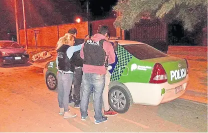  ?? Policía bonaerense ?? Los dos hermanos Benítez y su madre fueron detenidos por reducción a la servidumbr­e