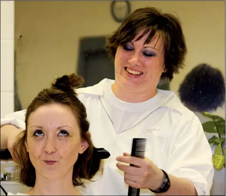  ?? Arkansas Democrat-gazette/bobby AMPEZZAN ?? Laura Berry gets her hair done by Crystal Radford at the small salon inside the Mcpherson unit at Newport. Radford recently completed Riverside Vocational Technical School’s intensive cosmetolog­y course.