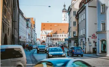  ?? Foto: Julian Leitenstor­fer ?? Unweit des Klostereck­s in der Hubert‰von‰Herkomer‰Straße in Landsberg wurde 2019 die Stickstoff­dioxid‰Belastung gemessen. Im Februar lag sie über dem Grenzwert.