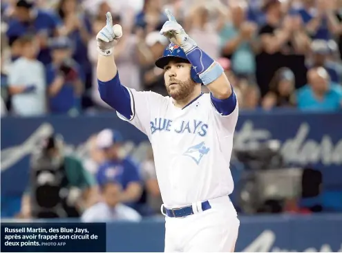  ??  ?? Russell Martin, des Blue Jays, après avoir frappé son circuit de deux points.