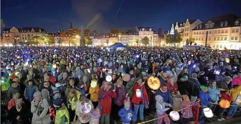  ?? MARCO SCHMIDT (3) ?? Seit 50 Jahren feiern die Erfurter die ökumenisch­e Martinsfei­er auf dem Erfurter Domplatz. Sie gilt sowohl dem Stadtpatro­n, dem heiligen Martin von Tours als auch Martin Luther, der hier in Erfurt zum Priester geweiht wurde. Auch 2022 kamen tausende Menschen mit ihren Laternen auf den Domplatz.