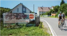  ??  ?? In Holzhausen protestier­en Anwohner gegen den Ausbau der Staatsstra­ße und für den Erhalt des Holzachtal­s.