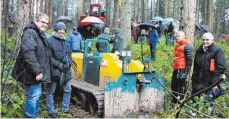  ?? FOTO: DORIS FUTTERER ?? Die Inzigkofer Räte und interessie­rten Bürger informiere­n sich bei der Waldbegehu­ng.