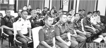  ??  ?? The senior officers attending the Pre-Operationa­l Briefings Counter Terrorism Operation Maharlika II course.