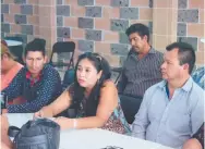  ??  ?? Compañeros de Manuel Rico, candidato independie­nte de Apaseo El Alto, dieron una conferenci­a de prensa sobre su desaparici­ón.