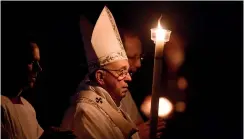  ??  ?? A San Pietro. Papa Francesco con il cero pasquale alla messa della vigilia, ieri notte a Roma