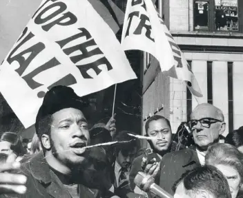  ??  ?? Fred Hampton, leader du
Black Panther Party de l’Illinois, et le pédiatre Benjamin Spock lors d’une manifestat­ion contre le procès des Huit de Chicago, accusés de complot dans le but d’encourager une émeute lors de la Convention nationale démocrate. A Chicago, le 29 octobre 1969