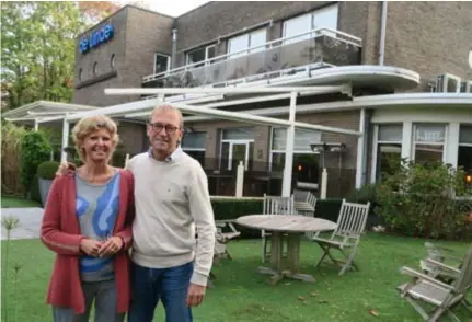  ?? FOTO JAA ?? Philippe De Craene en Ilse De Cleene voor hun zaak. Het gebouw is opgetrokke­n in 1938 en typerend voor de bouwstijl tijdens het interbellu­m.