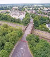  ?? FOTO: LESKOVAR ?? Die Brücke An der Cölve, Blickricht­ung Moers. Ob und wann sie wieder geöffnet wird, ist unklar.