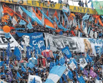  ?? FOTO: IMAGO ?? Die Sicherheit­svorkehrun­gen in Buenos Aires sind hoch, denn Argentinie­ns Arbeiterbe­wegung will gegen Armut demonstrie­ren, wie hier im Fußballsta­dion Atlanta.
