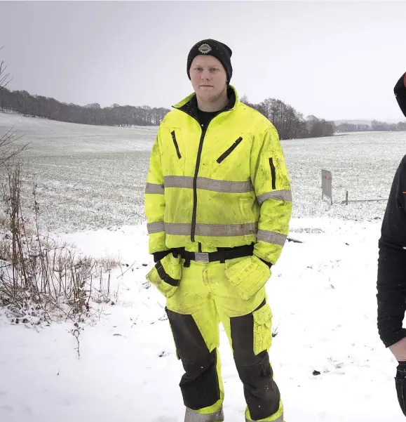  ??  ?? HADE TUR. Kollegorna Robin Lund och Albert Hagström på den plats i Köinge där olyckan inträffade. ”Hade vi bara varit två hade vi antagligen varit nere i