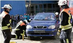  ?? FOTOS: ANTONIA PFAFF () ?? Zunächst wird das Fahrzeug mit dem Spreizer angehoben und durch Holzbalken gesichert, damit es nicht wegrollen kann.