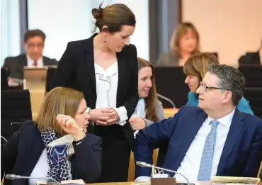  ?? Foto: dpa/Arne Dedert ?? Kollegen im Landtag: Janine Wissler (M.) spricht mit SPD-Fraktionsc­hef Thorsten Schäfer-Gümbel (r.)