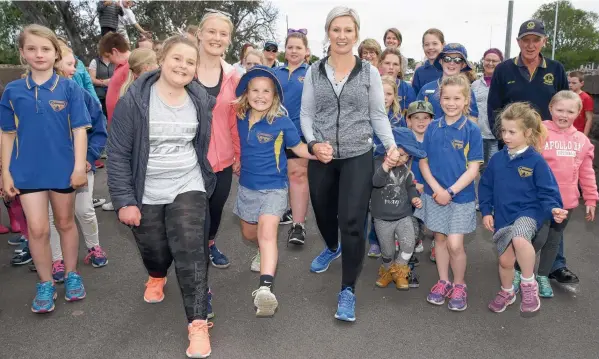  ?? Picture: PETER RISTEVSKI ?? ON THE MOVE: Angie Mawson, pictured centre, has the town of Winchelsea involved in a fitness challenge to walk a lap of Australia collective­ly.