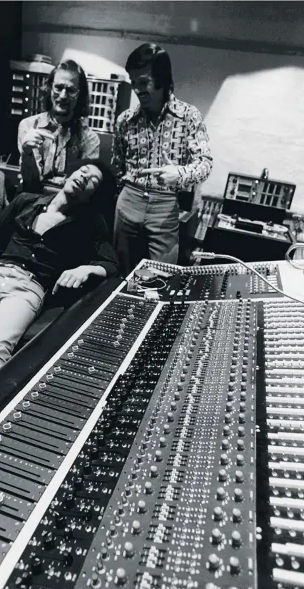 ?? FRED W. MCDARRAH / GETTY ?? Una pausa en plena feina Jimi Hendrix i Kramer (darrere seu amb ulleres), als estudis Electric Lady de Nova York, aleshores encara en construcci­ó, l’any 1970