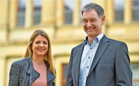  ?? FOTO: BECKERBRED­EL ?? Grüne Doppelspit­ze: Barbara Meyer-Gluche und Hubert Ulrich im Garten des Saarländis­chen Landtags.