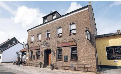  ?? FOTO: DANIEL ELKE ?? Ein traditione­lles Haus im Dorf, das viele Sermer schätzen. Der Biergarten musste wegen Anwohnerkl­agen geschlosse­n werden.