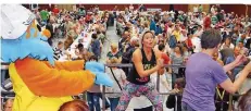  ??  ?? Schweißtre­ibend: Die Zumba-Gold-Gruppe der Lebenshilf­e St.Wendel setzte den Rhythmus der Musik in Bewegung um.