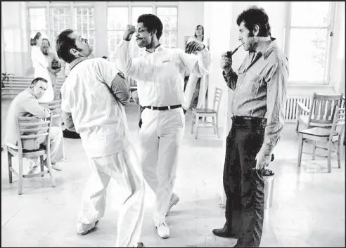  ??  ?? Milos Forman dirigiendo a Jack Nicholson y a Muako Cumbuka en Atrapado sin salida (1975).